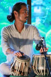 タブラ奏者 駒井 聖弥（こまい まさや） MAA兵庫県高砂市在住タブラ奏者。2007年より日本在住インド人タブラ奏者アシュウィニクマールミシュラ氏に師事。同時にインド滞在時にはBHUタブラ博士ドクタープラヴィンウッド氏からもタブラの手ほどきを受ける。2012年より関西を中心に演奏活動を開始し様々なミュージシャンと共演を重ねる。